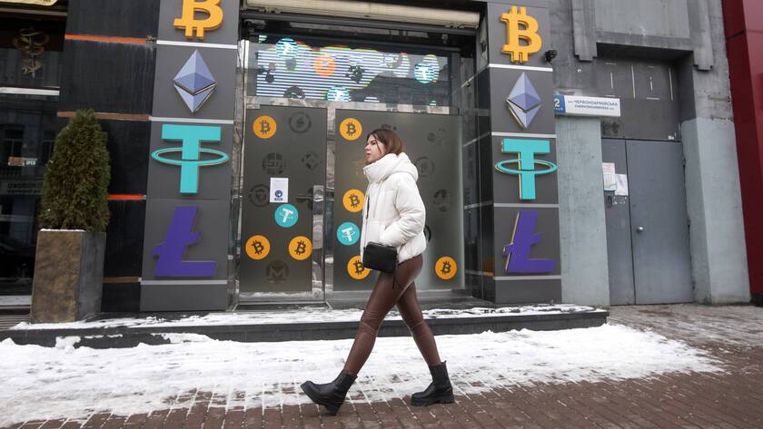 Bitcoin Cryptocurrency And Stock Markets Fall Amid In Ukraine War Fears A wpman walks past a cryptocurrency exchange point in the center of Kyiv, Ukraine on 24 January 2022. Bitcoin dropped below $34 000, to six-month low, as fears of war in Ukraine shake stock markets, according to media. Kyiv Ukraine PUBLICATIONxNOTxINxFRA Copyright: xSTRx originalFilename: sindeyev-notitle220124_npAOZ.jpg