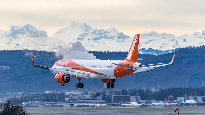 Ein Airbus A321-251NX von EasyJet befindet sich im Landeanflug auf den Flughafen Zâºrich. Der Airbus A321neo trâ§gt die Immatrikulation OE-ISC. Zâºrich, Schweiz, 16.01.2023 Flugzeuge
