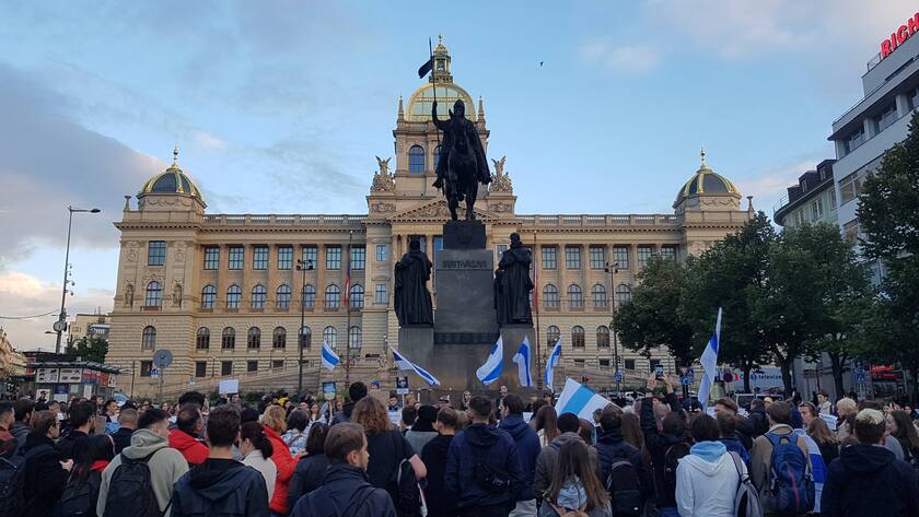 People demonstrate in Prague s Wenceslas Square against the regime of Russian President Vladimir Putin on Wednesday, September 21, 2022, Prague, Czech Republic. Mostly young Russian supporters of the anti-Putin opposition brought with them banners or the blue and white flags used by the Russian opposition. CTKxPhoto/KarelxCapek CTKPhotoP2022092108307 PUBLICATIONxNOTxINxCZExSVK CAP 3k