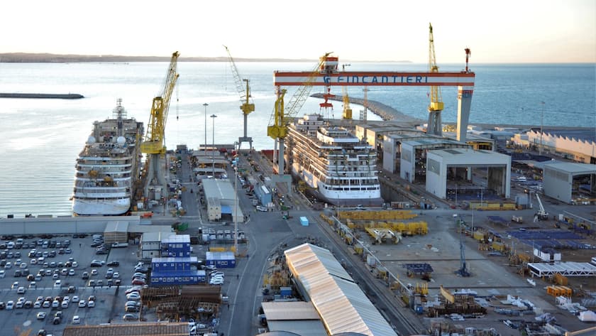 Zwei Kreuzfahrtschiffe in der Fincantieri Werft in Ancona Italien