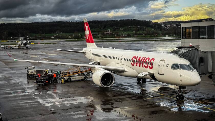 Flughafen Zürich, Schweiz, Europa: Flugzeug Airbus A320 der Schweizer Fluggesellschaften Swiss am Terminal - Symbolbild für Luftfahrt, Airline, Passagiere, fliegen, Reise, Urlaub, Geschäftsreisen, Linienflug *** Zurich Airport, Switzerland, Europe Airplane Airbus A320 of the Swiss airlines Swiss at the terminal Symbolic image for aviation, airline, passengers, flying, travel, vacation, business travel, scheduled flight Copyright: xx