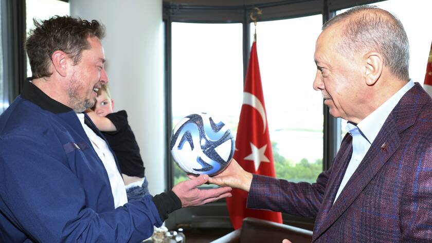 Elon Musk (links) und Erdogan in New York.