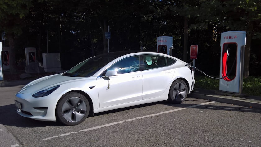 Tesla Inc, Tesla Y E-Auto an einer Ladestation beim Tanken von Strom *** Tesla Inc, Tesla Y E car at a charging station filling up with electricity