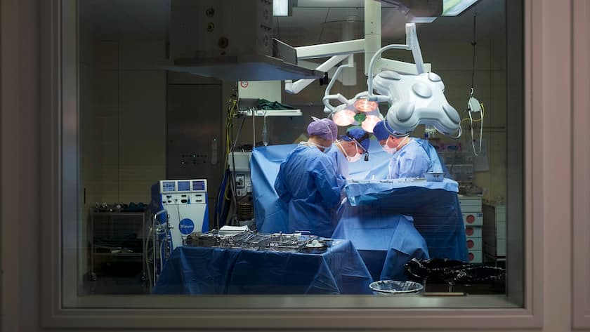 Eine Operation im Spital. Die Krankenkassen dürften im kommenden Jahr für die Grundversicherung 7 bis 8 Prozent mehr verlangen.