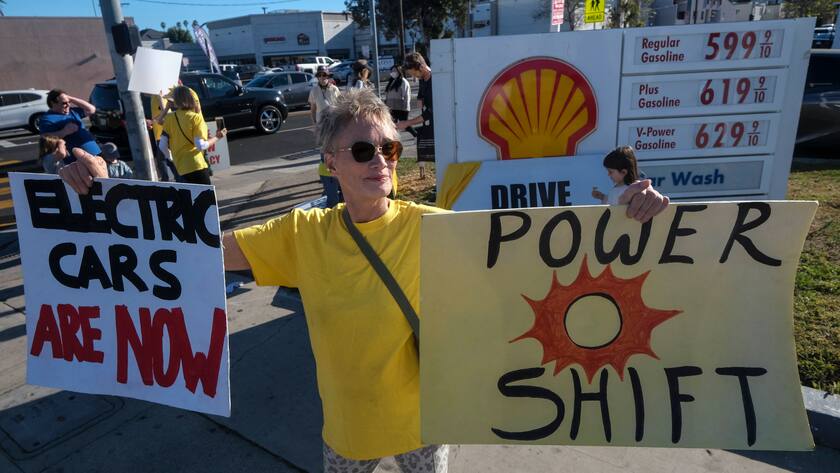 March 12, 2022, Santa Monica, California, USA: People holding signs protest against the rising gas prices due to the Russian invasion of Ukraine at a Shell gasoline station. Santa Monica USA - ZUMAc68_ 20220312_zaf_c68_003 Copyright: xRingoxChiux