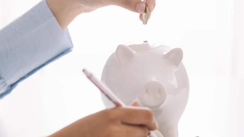 Frau s Hand mit Taschenrechner beim Einfügen von Münze Sparschwein. Auflösung und hohe Qualität schönes Foto *** Woman S Hand with Calculator at Insert from Coin Piggy bank Resolution and high Quality Beautiful Photo Copyright: imageBROKER/OleksandrxLatkun ibxole08512362.jpg Bitte beachten Sie die gesetzlichen Bestimmungen des deutschen Urheberrechtes hinsichtlich der Namensnennung des Fotografen im direkten Umfeld der Veröffentlichung!