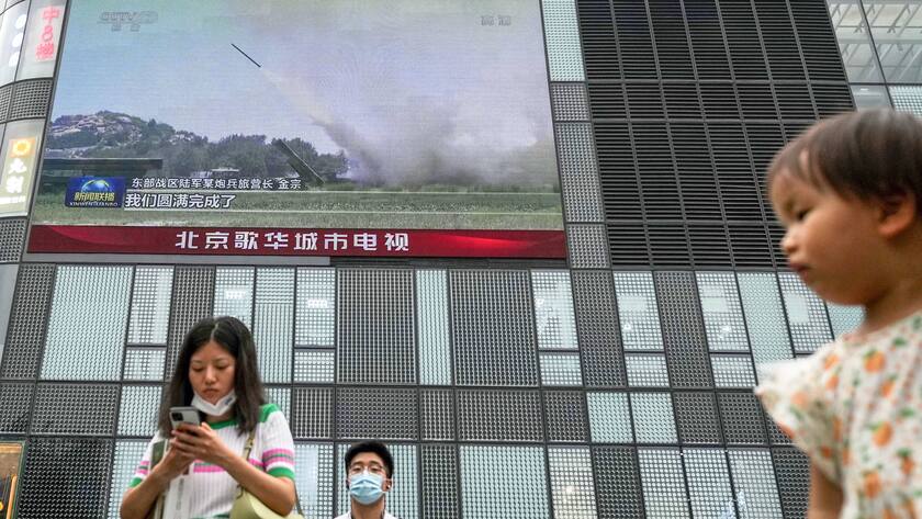 Ein grosser Bildschirm auf einer Strasse in Peking zeigt chinesischen Militär-Drill nach Pelosis Besuch in Taiwan.