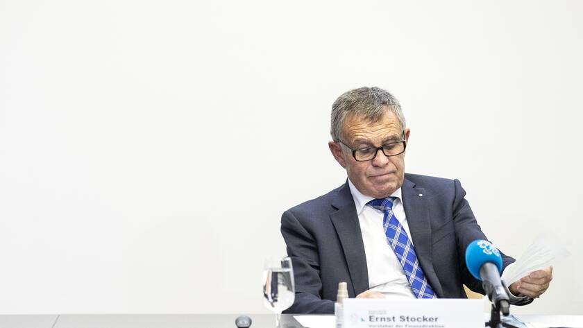 Regierungsrat Ernst Stocker spricht an einer Medienkonferenz ueber das kantonale Covid-19-Haertefallprogramm und die Situation auf dem Arbeitsmarkt am Freitag, 13. November 2020, in Zuerich. (KEYSTONE/Alexandra Wey)