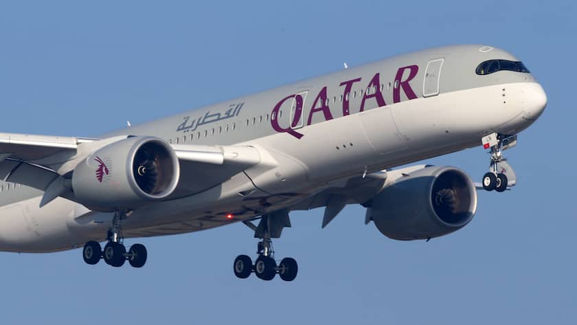 Ein Airbus A350-941 der Fluggesellschaft Qatar Airways aus Qatar mit der Kennung A7-ALN kurz vor der Landung auf dem Flughafen Zürich-Kloten. Das Flugzeug ist in Doha DOH gestartet. Flugbetrieb am Flughafen Zürich-Kloten ZRH Schweiz. Zürich Zürich Schweiz *** An Airbus A350 941 of Qatar Airways from Qatar with the registration A7 ALN shortly before landing at Zurich Kloten Airport The aircraft took off from Doha DOH Flight operations at Zurich Kloten Airport ZRH Switzerland Zurich Zurich Switzerland