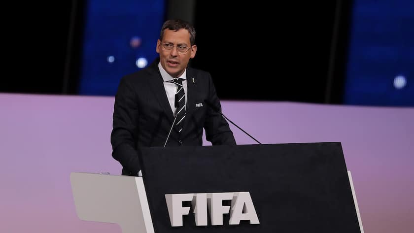 Thomas Peyer spricht an einem FIFA-Kongress.