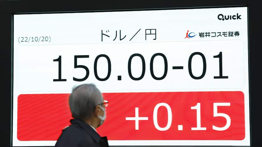 Mann steht vor Monitor, der anzeigt, dass ein Dollar nun über 150 Yenn kostet.