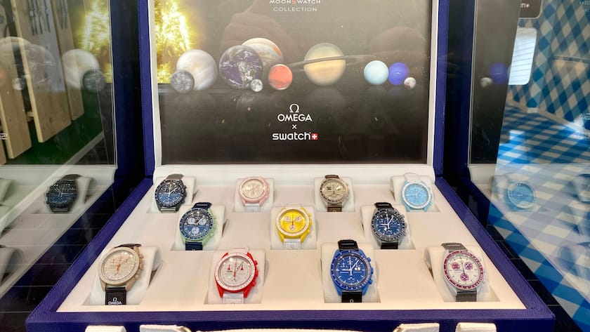 Hunderte bis Tausende Menschen warten vor dem Swatch-Store in der Sendlinger Strasse 17 bis zum Ende der Sendlinger Strasse ums Eck in die Herzog-Wilhelm-Strasse 29 um eine Omega x swatch Moonswatch kaufen zu können. München 26.03.2022 *** Hundreds to thousands of people waiting in front of the Swatch store in Sendlinger Strasse 17 to the end of Sendlinger Strasse around the corner into Herzog Wilhelm Strasse 29 to buy an Omega x swatch Moonswatch Munich 26 03 2022