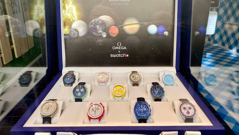 Hunderte bis Tausende Menschen warten vor dem Swatch-Store in der Sendlinger Strasse 17 bis zum Ende der Sendlinger Strasse ums Eck in die Herzog-Wilhelm-Strasse 29 um eine Omega x swatch Moonswatch kaufen zu können. München 26.03.2022 *** Hundreds to thousands of people waiting in front of the Swatch store in Sendlinger Strasse 17 to the end of Sendlinger Strasse around the corner into Herzog Wilhelm Strasse 29 to buy an Omega x swatch Moonswatch Munich 26 03 2022