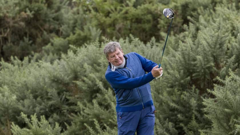 Johann Rupert beim Abschlag am ersten Loch auf dem Kingsbarns Golfplatz 2016.
