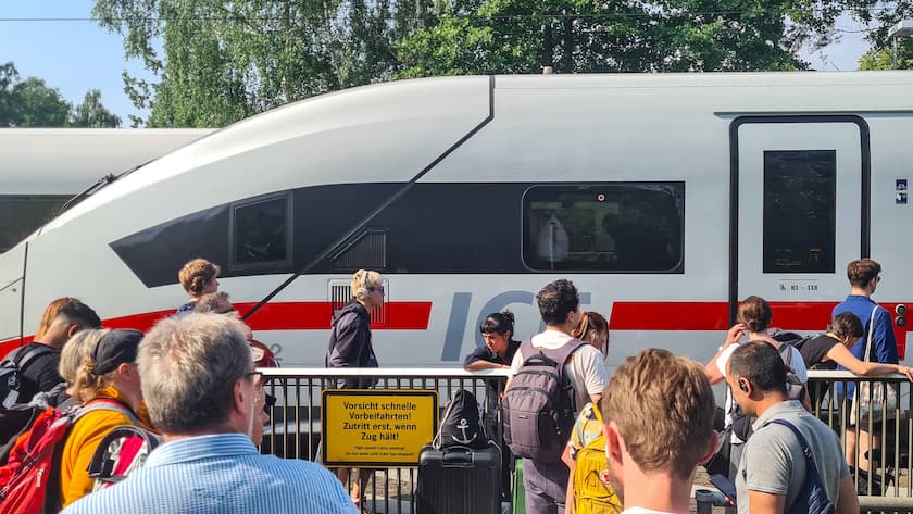 Evakuierung des ICE nach einem technischen Defekt.