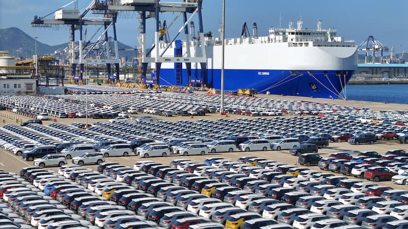 Autos warten in Yantai (Shandong) auf die Verschiffung ins Ausland.