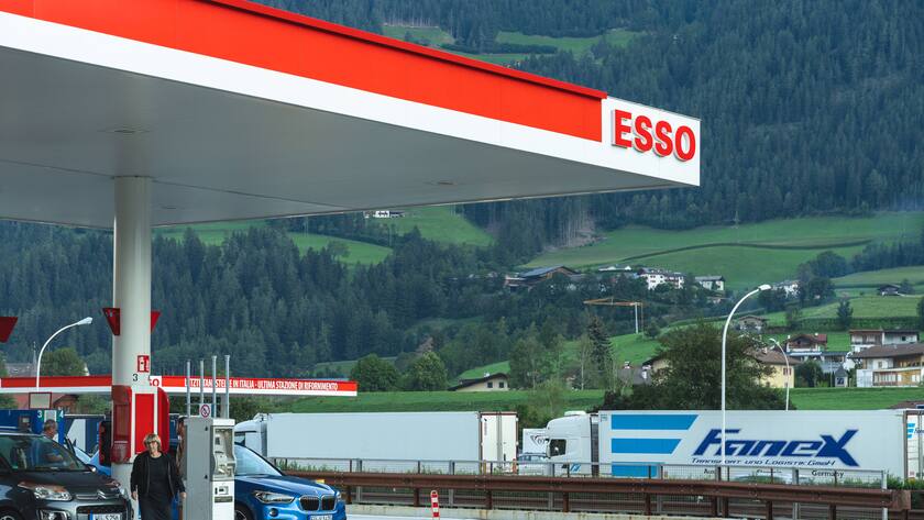Esso-Tankstelle in Italien mit Auto.