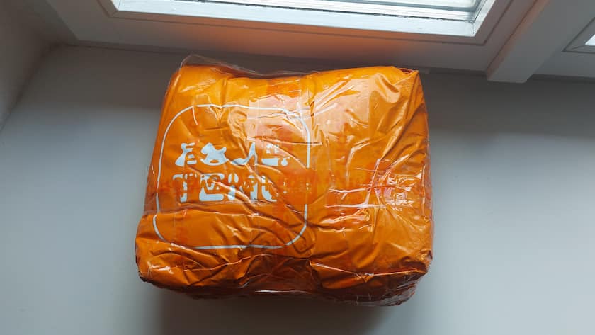 Das grell orange Paket von Temu: An Klebeband wurde nicht gespart.