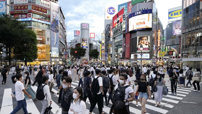 Japan s fight against coronavirus People wearing masks for protection against the coronavirus walk across a scramble intersection in Tokyo s Shibuya area on Aug. 20, 2021. The Tokyo metropolitan government reported 5,405 new COVID-19 cases the same day, the third-highest daily number. PUBLICATIONxINxGERxSUIxAUTxHUNxONLY A14AA0000759986P
