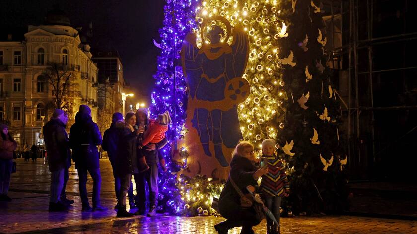 Ein Weihnachtsbaum leuchtet im Zentrum von Kiew.