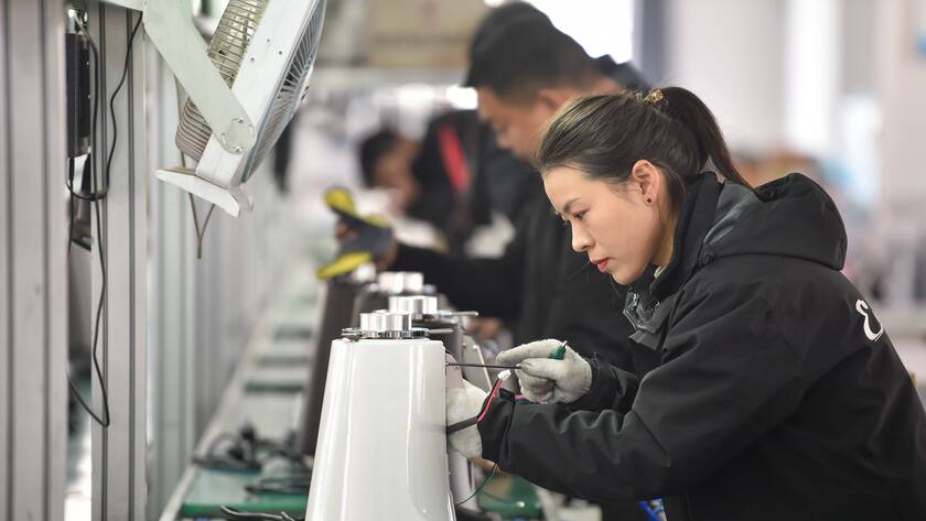 Angestellte bauen Kaffeemaschinen in der Provinz Jiangsu. Doch Chinas demografischer Wandel hat Folgen für die Wirtschaft.