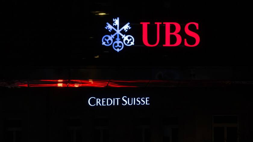 Logos der beiden Banken Credit Suisse und UBS an Gebäuden in Zürich