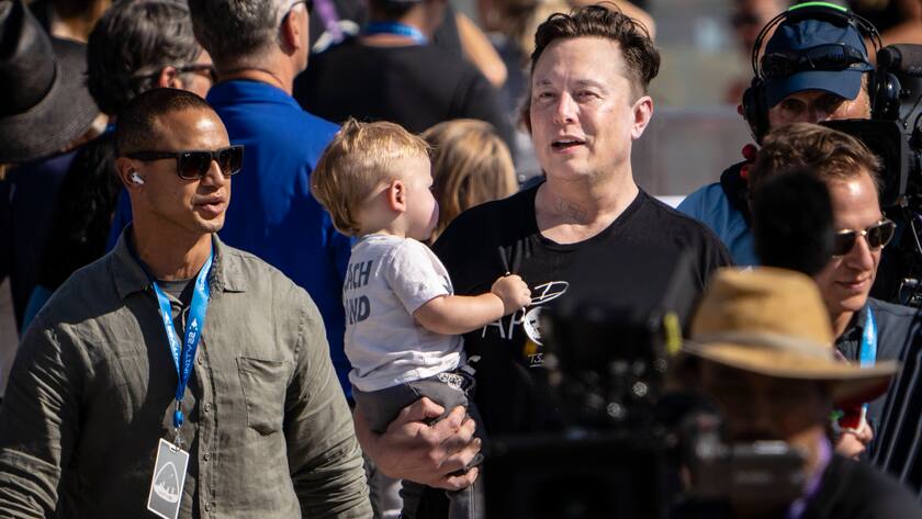 July 11, 2021, Albuquqerque, New Mexico, USA: ELON MUSK walks near the terminal as he looks for a good spot to watch the launch of Branson s Virgin Galactic VSS Unity. His company SpaceX plans to launch four passengers in September on a flight around Earth. Albuquqerque USA - ZUMAab1_ 20210711_zaf_ab1_011 Copyright: xRobertoxE.xRosalesx
