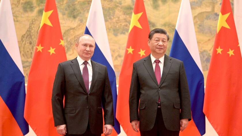 February 4, 2022, Beijing, China: Russian President Vladimir Putin stands with Chinese President Xi Jinping, before the start of their bilateral meeting at the Diaoyutai State Guesthouse, February 4, 2022 in Beijing, China. Putin is visiting China to attended the Olympics as a guest of Chinese President Xi Jinping. Beijing China - ZUMAp138 20220204_zaa_p138_007 Copyright: xMikhailxKlimentyev/KremlinxPoolx