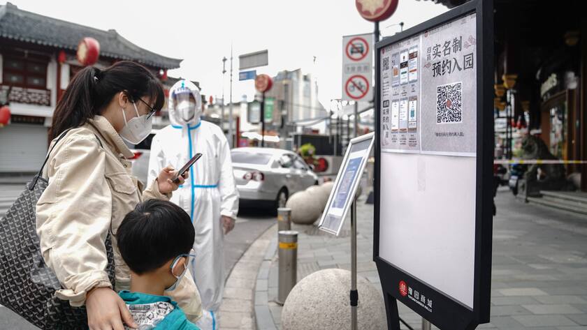 220528 -- SHANGHAI, May 28, 2022 -- Citizens scan a QR code to enter the Yuyuan Garden Mall in east China s Shanghai, May 28, 2022. As one of Shanghai s landmarks, the Yuyuan Garden Mall reopened on Saturday. People are required to make reservations online before entering the mall. CHINA-SHANGHAI-YUYUAN GARDEN MALL-REOPENING CN DingxTing PUBLICATIONxNOTxINxCHN