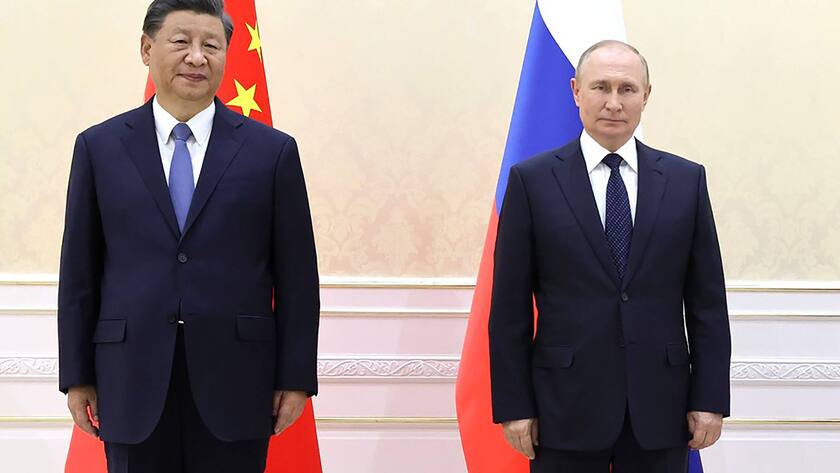 Chinas Präsident Xi Jinping L und der russische Präsident Wladimir Putin posieren für ein Foto beim Gipfeltreffen der Shanghai Cooperation Organisation in Samarkand, Usbekistan.