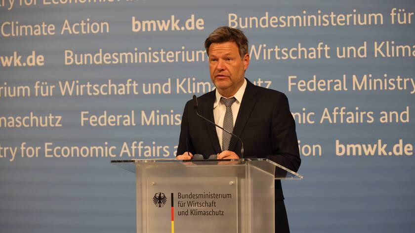 Habeck zu Gazprom 04.04.2022, Germany, Berlin , Pressekonferenz Bundesminister für Wirtschaft und Klimaschutz Robert Habeck Zum Thema der Gazprom Germania Berlin Berlin Germany *** Habeck on Gazprom 04 04 2022, Germany, Berlin , Press conference Federal Minister for Economic Affairs and Climate Protection Robert Habeck On the subject of Gazprom Germania Berlin Berlin Germany