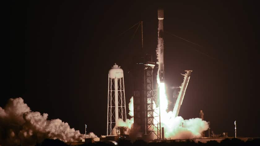 SpaceX startet am Freitag, den 6. Mai 2022, um 5:42 Uhr eine Gruppe von 53 Starlink-Satelliten vom Kennedy Space Center in Florida.