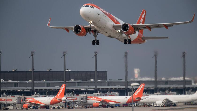 Ein vom Flughafen Berlin Brandenburg BER gestartetes Flugzeug der Fluggesellschaft easyJet am 9. Juni 2022. Abflug vom BER *** An easyJet airline plane taking off from Berlin Brandenburg BER airport on June 9, 2022 Departure from BER.