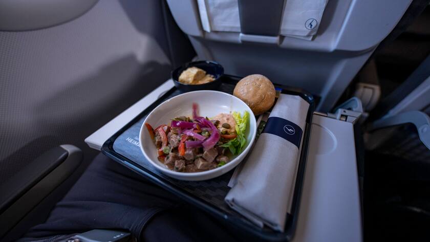 09.11.2021, xkvx, News, Lufthansa Flug LH860 von Frankfurt FRA nach Oslo OSL v.l. Lufthansa Maschine A320 / Lufthansa Logo / Essen in der Business Class / Tasting Heimat Frankfurt *** 09 11 2021, xkvx, news, Lufthansa flight LH860 from Frankfurt FRA to Oslo OSL v l Lufthansa aircraft A320 Lufthansa logo meal in business class tasting home Frankfurt