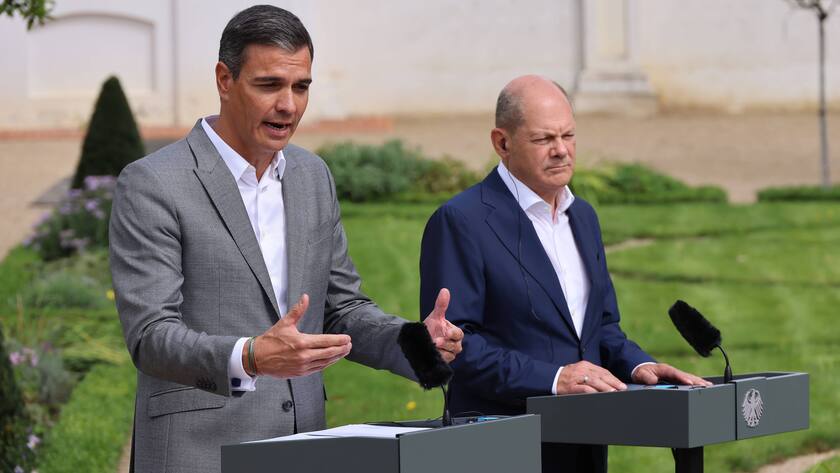 Deutschlands Bundeskanzler Olaf Scholz mit Spaniens Premierminister Pedro Sanchez, (c) Frank Ossenbrink