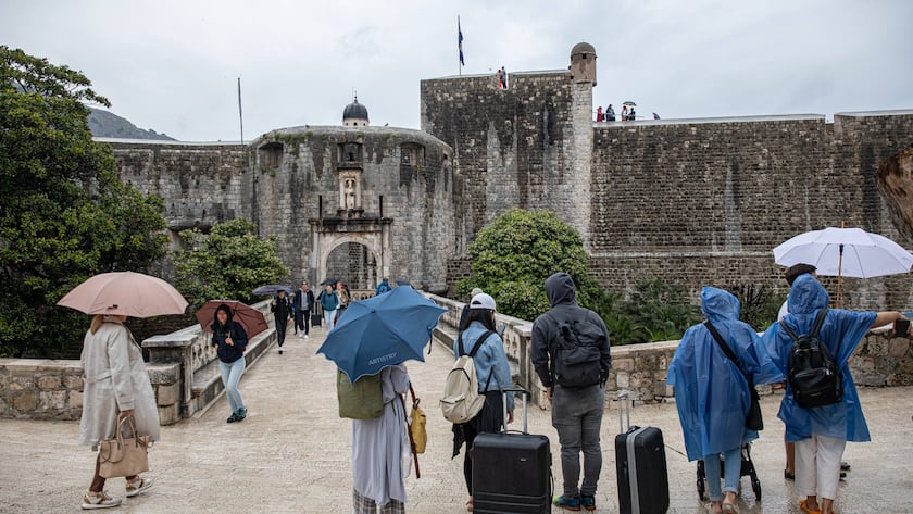 Sightseeing despite the rain Groups of tourists can be seen sightseeing despite the rain and wind. in Dubrovnik, Croatia, on May 02. 2022. GrgoxJelavic/PIXSELL