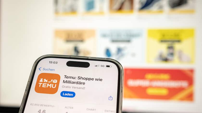 «Absolut crazy – so etwas wie Temu hat die Online-Schweiz noch nie gesehen» Handy mit geöffnetem App Store für TEMU-Download vor Logo-Hintergrund 21.02.24