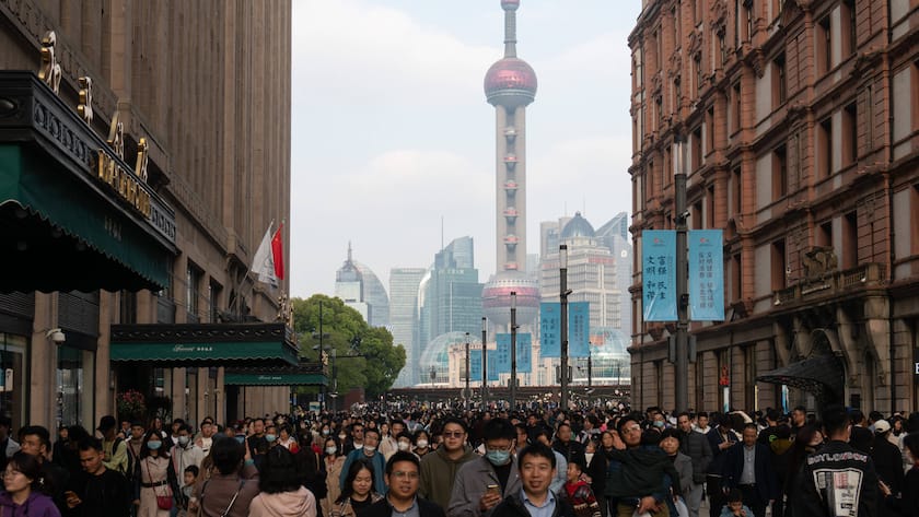 SHANGHAI, CHINA - APRIL 05: Tourists visit the Nanjing Road during Qingming Festival, or Tomb-Sweeping Day on April 5, 2023 in Shanghai, China. PUBLICATIONxINxGERxSUIxAUTxHUNxONLY Copyright: xVCGx 111430695692