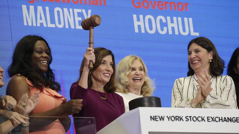 New York Governor Kathleen Hochul and Congresswoman Carolyn Maloney rings the Closing Bell at the New York Stock Exchange in Honor of Women s Equality Day at the New York Stock Exchange on Wall Street in New York City on Thursday, August 26, 2021. PUBLICATIONxINxGERxSUIxAUTxHUNxONLY NYP20210826102 JohnxAngelillo