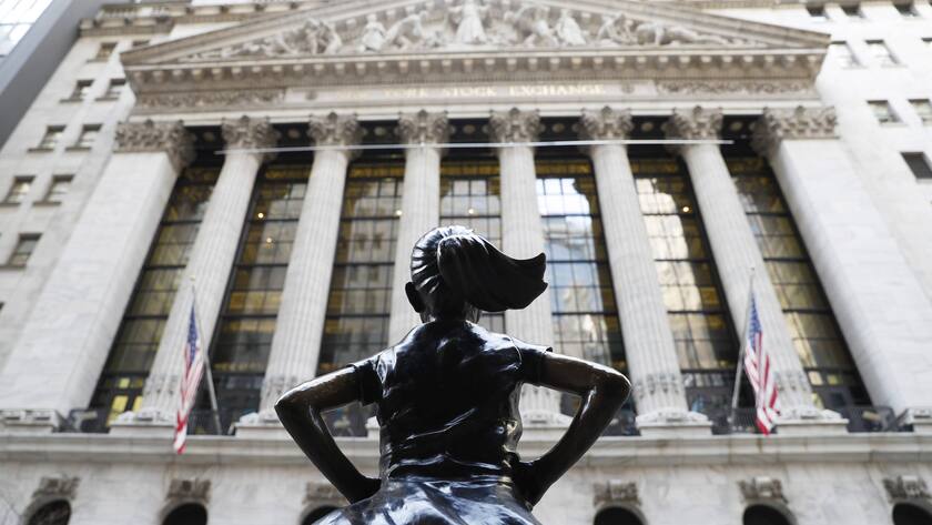 The Fearless Girl Statue faces the NYSE after the opening bell at the New York Stock Exchange on Wall Street in New York City on Wednesday, January 12, 2022. PUBLICATIONxINxGERxSUIxAUTxHUNxONLY NYP20220112113 JohnxAngelillo