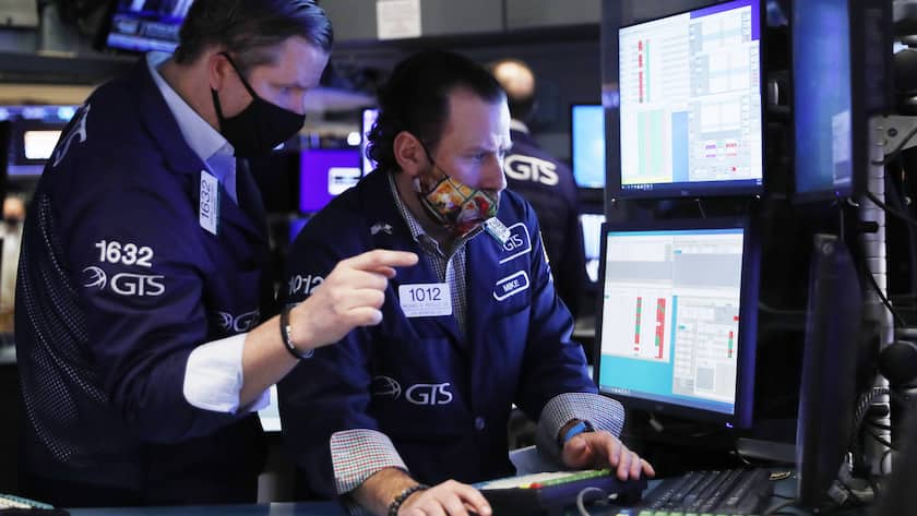 Traders wear face masks as they work on the floor of the NYSE at the opening bell at the New York Stock Exchange on Wall Street in New York City on Monday, December 20, 2021. Stocks continue to slide with the resurgence of COVID cases and the emergence of the newfound Omicron variant. PUBLICATIONxINxGERxSUIxAUTxHUNxONLY NYP20211220115 JohnxAngelillo