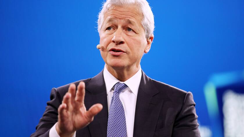Jamie Dimon, Chairman and CEO of JPMorgan Chase, speaks at the third annual Bloomberg Global Business Forum held at the Plaza Hotel in New York City on Wednesday, September 25, 2019. Political and business leaders attending the forum are discussing how climate changes effects the world s economy and possible solutions to the crisis. PUBLICATIONxINxGERxSUIxAUTxHUNxONLY NYP20190925321 MONIKAxGRAFF