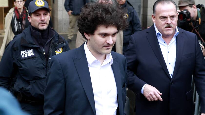 Der ehemalige FTX-Chef Sam Bankman-Fried, der wegen des Zusammenbruchs der bankrotten Kryptowährungsbörse wegen Betrugs angeklagt ist, verlässt das Gericht, nachdem er sich nach seiner Anhörung am Dienstag vor dem Bundesgericht in Manhattan nicht schuldig bekannt hat.