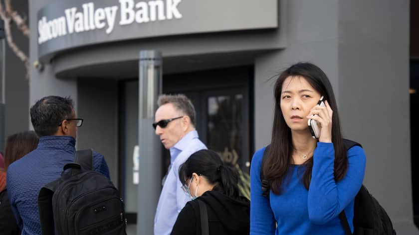 US-Bankenpleiten bescheren Schwedens grösster Pensionskasse einen Milliardenverlust SANTA CLARA, CA - MARCH 13: People queue up outside the headquarters of Silicon Valley Bank to withdraw their funds on March 13, 2023 in Santa Clara, California. PUBLICATIONxINxGERxSUIxAUTxHUNxONLY Copyright: xChinaxNewsxServicex VCG111427121595