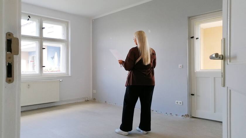 05.10.2021, Berlin - Deutschland. Wohnungsbesichtigung in einer leeren Wohnung. *** 05 10 2021, Berlin Germany Viewing an apartment in an empty flat