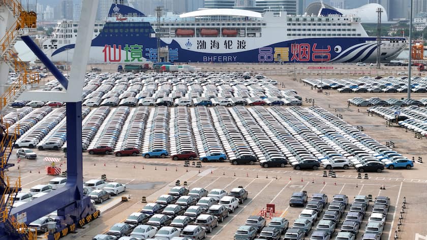 Chinesische Autos warten im Hafen von Yantai für den Export.