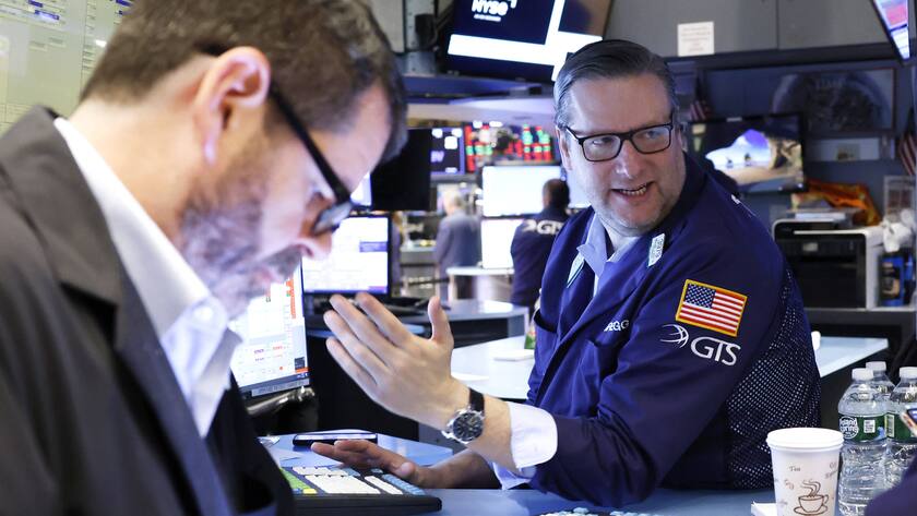 Traders work on the floor of the NYSE at the opening bell at the New York Stock Exchange on Wall Street in New York City on Monday, May 9, 2022. The DJIA fell over 500 points to start the day as the 2022 sell-off continues. PUBLICATIONxINxGERxSUIxAUTxHUNxONLY NYP20220509111 JohnxAngelillo