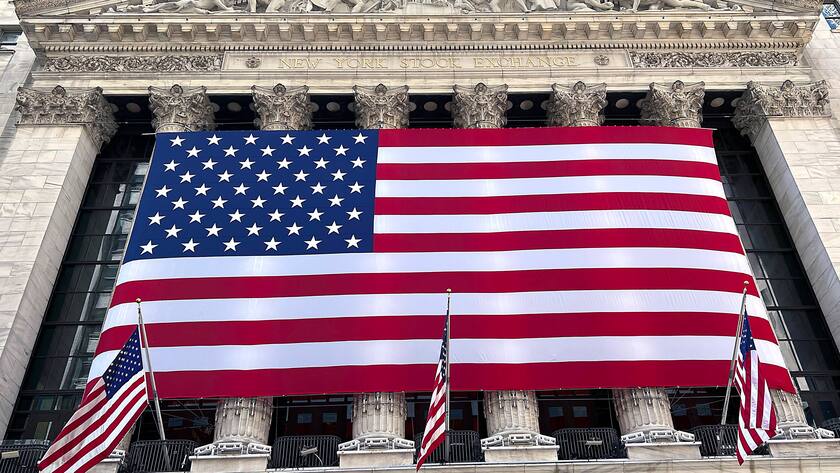 July 1, 2022, NEW YORK CITY, NEW YORK, USA: American flags hang in front of the New York Stock Exchange NYSE on Wall Street in New York City on July 1, 2022. U.S. stock futures edged lower asa recession fears continue to prey on investors as they brace for a tough second half of the year. NEW YORK CITY USA - ZUMAs139 20220701_zap_s139_009 Copyright: xStephenxShaverx