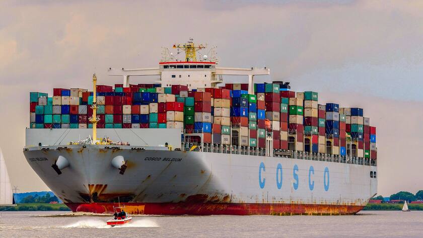 Ein Containerschiff des chinesischen Staatskonzerns Cosco in Hamburg.