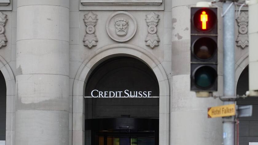 Foto Manuel Geisser 20.01.2023 ZH Bild : Bank Credit Suisse. Strassenampel auf Rot. *** Photo Manuel Geisser 20 01 2023 ZH picture bank Credit Suisse street light on red